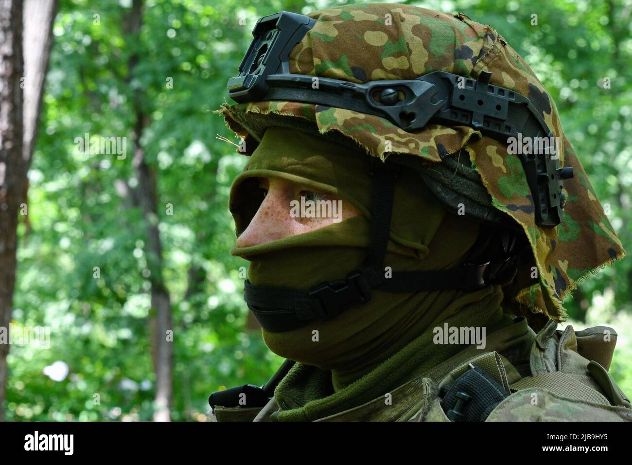 Swjatohirsk, Ukraine. 30.. Mai 2022. Ein ukrainischer Militärangehöriger, der vor der Schlacht an der Front im Wald gesehen wurde. Am Tag des 3. Juni hat das ukrainische Militär neun russische Angriffe in der Richtung Donezk und Luhansk abgewehrt, und die Kämpfe an einem Ort dauern an. Die Besatzer feuerten auf mehr als 20 Siedlungen in den Oblast Donezk und Luhansk und zerstörten und zerstörten 26 zivile Einrichtungen, darunter 25 Wohngebäude und eine Stromleitung. (Bild: © Andriy Andriyenko/SOPA Images via ZUMA Press Wire) Stockfoto