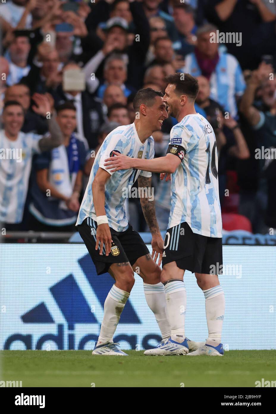 London, England, 1.. Juni 2022. Angel Di Maria aus Argentinien feiert mit seinem Teamkollegen Lionel Messi, nachdem er die Mannschaft beim CONMEBOL-UEFA Cup of Champions-Spiel im Wembley Stadium, London, mit 2-0:0 in Führung gebracht hat. Bildnachweis sollte lauten: Jonathan Moscrop / Sportimage Stockfoto