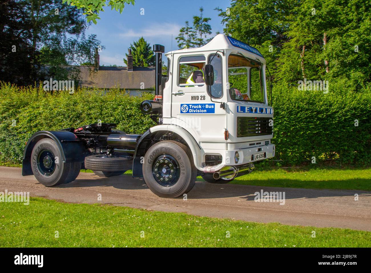 1981 80s Achtzigs Leyland Bus & Truck Division 11100 ccm Zugmaschine Ankunft in worden Park Motor Village für das Leyland Festival, Großbritannien Stockfoto