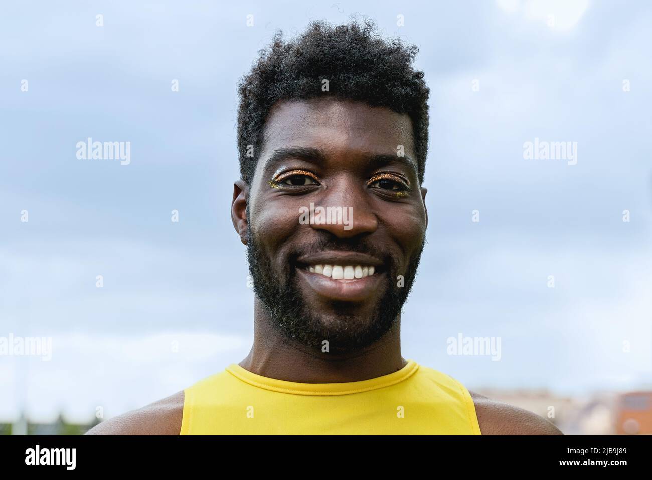 Gay Gender Fluid African männlich trägt Make-up beim Blick auf Kamera im Freien - Transgender, queer LGBT-Konzept Stockfoto