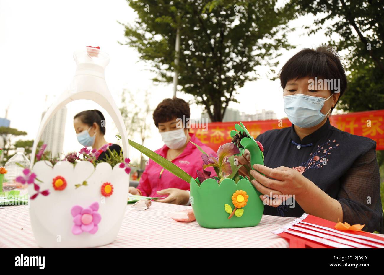 Xingtai, Chinas Provinz Hebei. 4.. Juni 2022. Bewohner machen Kunstwerke mit ausrangierten Artikeln im Bezirk Xiangdu in Xingtai, nordchinesische Provinz Hebei, 4. Juni 2022. Vor dem Weltumwelttag, der am 5. Juni stattfindet, werden verschiedene Veranstaltungen abgehalten, um das Bewusstsein der Menschen für den Umweltschutz in China zu schärfen. Quelle: Zhang Chi/Xinhua/Alamy Live News Stockfoto