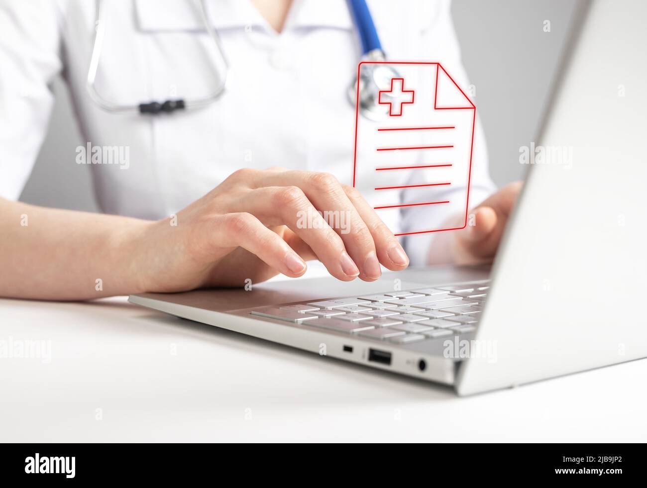 Arzt, der online mit medizinischen Dokumenten auf einem Laptop arbeitet und Testergebnisse oder Verschreibungen an den Patienten meldet. Aufzeichnungen in Klinik oder Telemedizin, telemedizinisches Konzept. Hochwertige Fotos Stockfoto