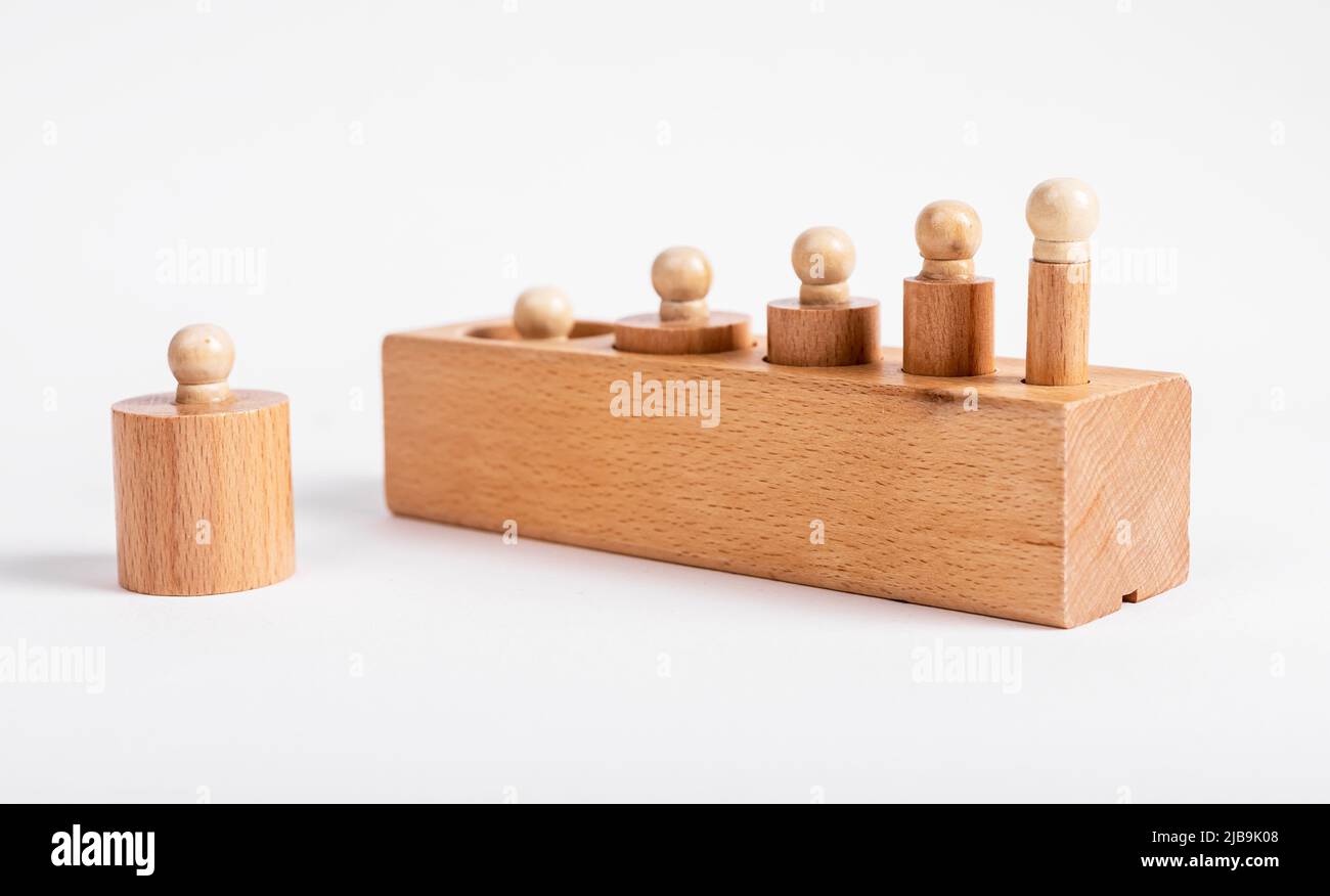 Montessori geklopft Holzzylinder falsch in Block platziert. Fehler in der Puzzle-Baugruppe. Kinder Spiel für die Entwicklung der Dimension Wahrnehmung. Hochwertige Fotos Stockfoto