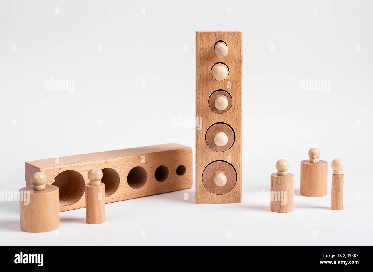 Montessori klopften Holzzylinder mit Blöcken. Kindliche Puzzle für die Entwicklung der Größenwahrnehmung und Zangengriff. Hochwertige Fotos Stockfoto