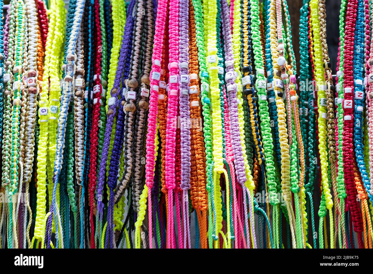 Mexikanische indigene Armbänder in verschiedenen Farben zum Verkauf Stockfoto