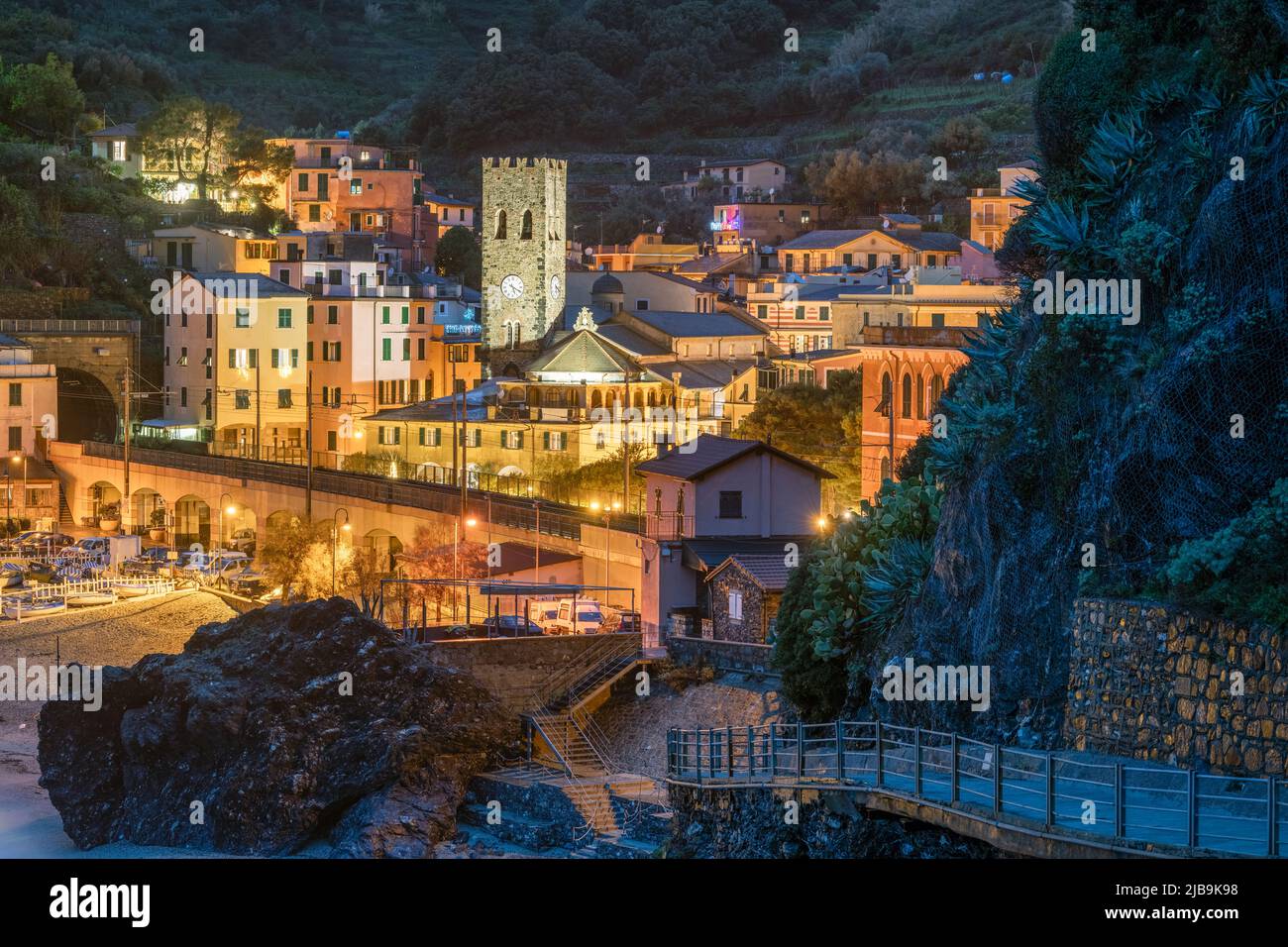 Monterosso, Italien in der Region Cinque Terre in der Abenddämmerung am Mittelmeer. Stockfoto