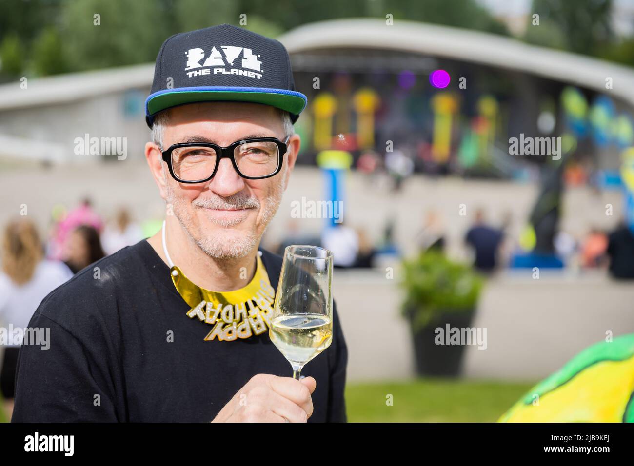 Berlin, Deutschland. 04.. Juni 2022. Dr. Motte, DJ, sitzt vor der Bühne