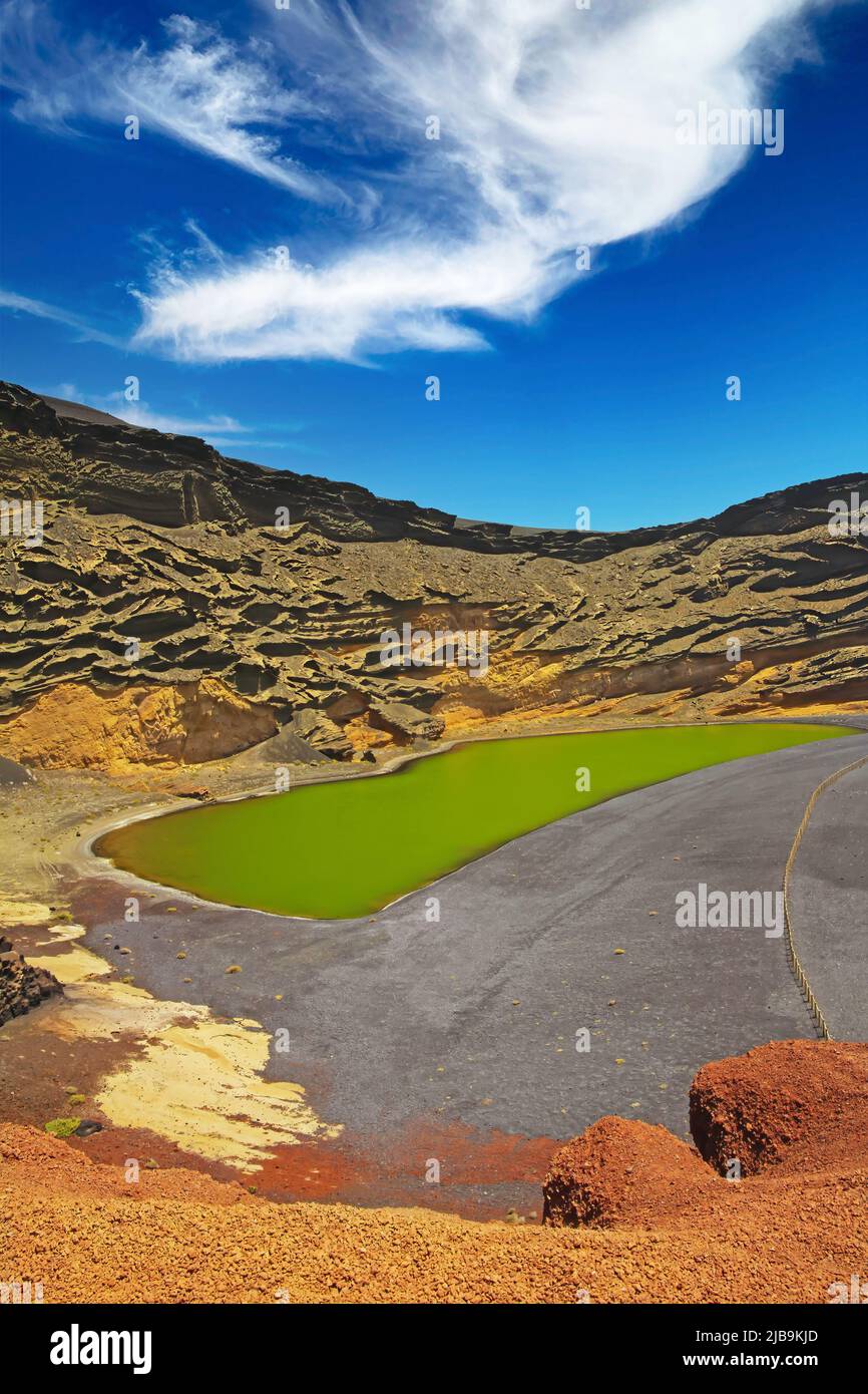 Wunderschönes abgeschiedenes Lagunental, rote Felsen, tiefgrüner See (Lago verde), schwarzer Lavasand, beeindruckende schroffe steile Klippen - El Golfo, Lanzarote Stockfoto