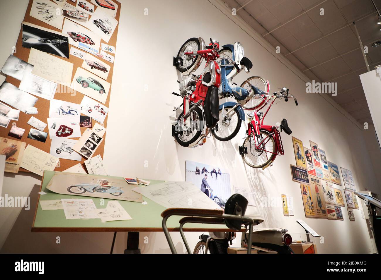 Nach drei Jahren Renovierung wird das Museum von Östergötland in Linköping, Schweden, wieder eröffnet. Die Ausstellung 'das Moped - eine schwedische Designgeschichte' (auf Schwedisch: 'Mopeden-en svensk designhistoria). Eine Ausstellung, die tief in die Designgeschichte des Mopeds eingeht. Stockfoto