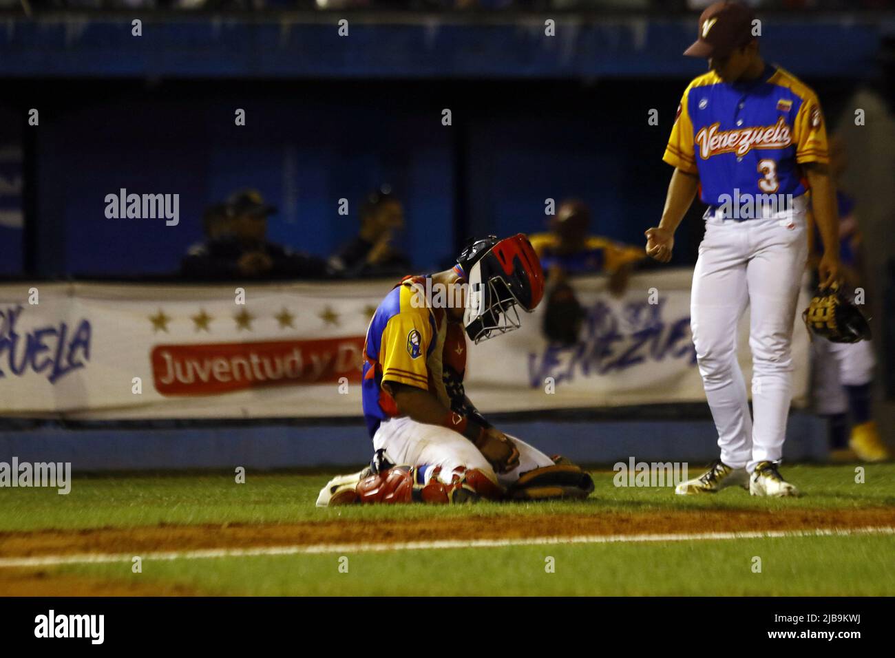 Valencia, Carabobo, Venezuela. 3.. Juni 2022. 03. Juni 2022. Venezuela Catcher in der Baseballpre-Weltmeisterschaft U15. Außerdem nehmen Kolumbien, Panama, Puerto Rico, die Dominikanische Republik und Kuba Teil. Die Meisterschaft findet im Stadion Jose Perez Colmenares in der Stadt Valencia, Bundesstaat Carabobo, Venezuela, statt. Foto: Juan Carlos Hernandez (Bild: © Juan Carlos Hernandez/ZUMA Press Wire) Stockfoto