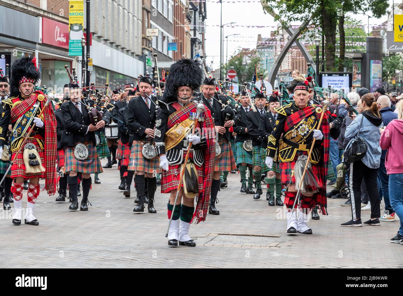 Northampton, Großbritannien. 4.. Juni 2022. Im Stadtzentrum versammeln sich im Rahmen des Northamptonshire Platinum Jubilee Pageant Militärbands und Dienstkadetten, die mit einem Gottesdienst auf dem Marktplatz durch die Stadt marschieren. Northampton, England, Großbritannien... Kredit: Keith J Smith./Alamy Live Nachrichten. Stockfoto