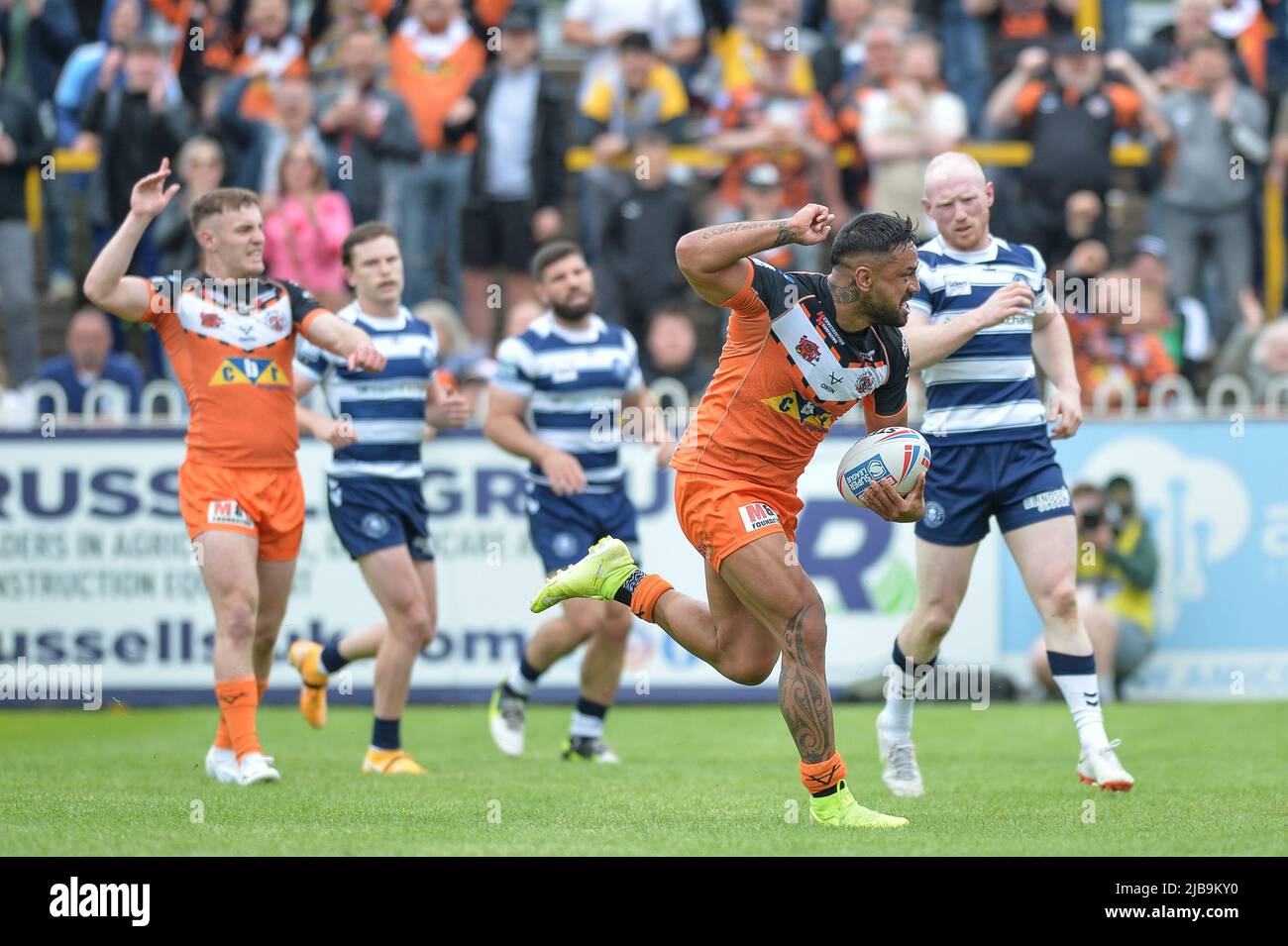 Castleford, England - 4. Juli 2022 - Kenny Edwards von Castleford Tigers führt ein Rennen durch, um einen Versuch zu machen. Während der Rugby League Betfred Challenge Super League Castleford Tigers gegen Wigan Warriors im Mend-A-Hose Stadium, Castleford, Großbritannien, Dean Williams Stockfoto