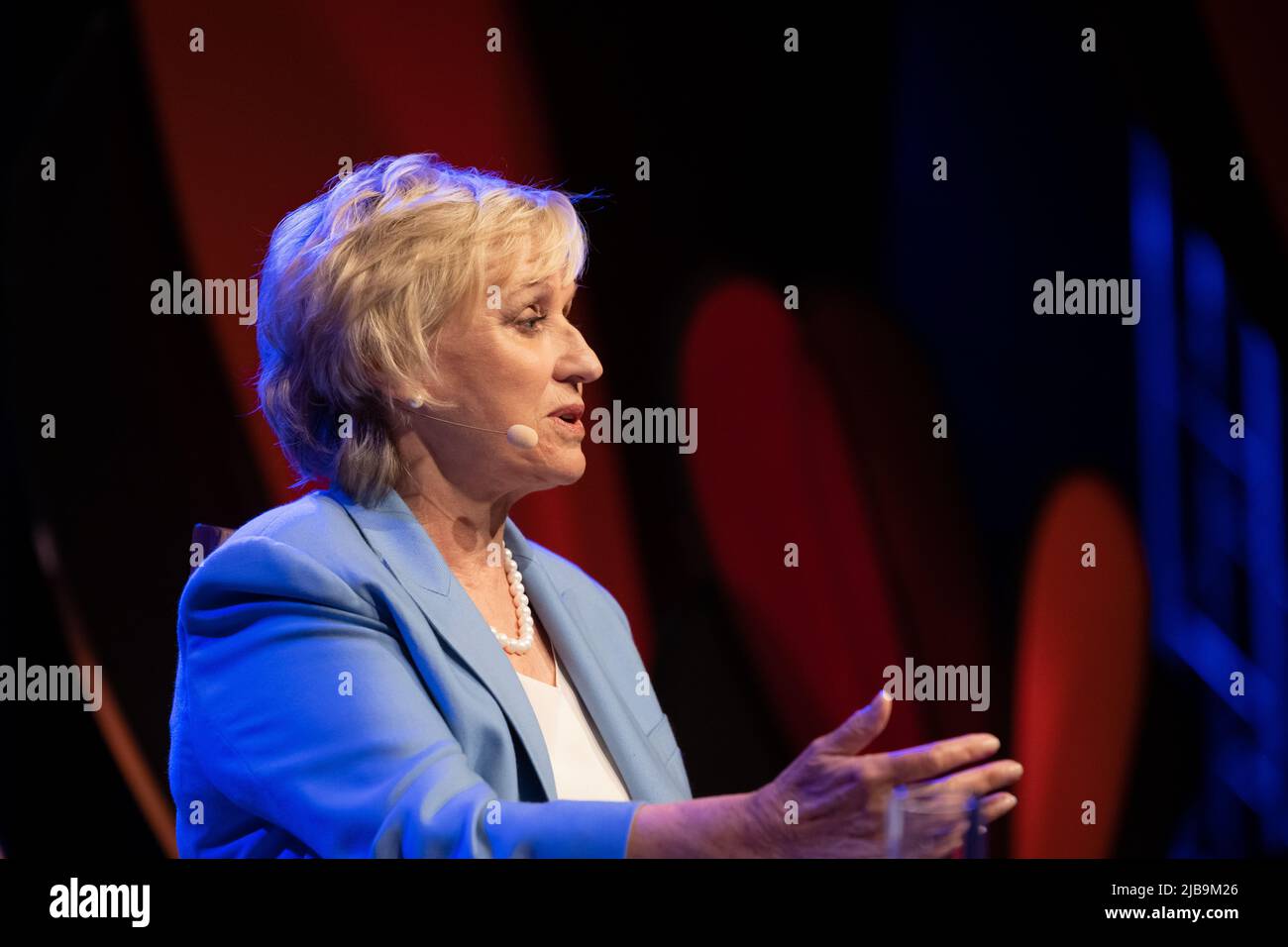 Hay-on-Wye, Wales, Großbritannien. 4.. Juni 2022. Tina Brown spricht mit Simon Schama beim Hay Festival 2022, Wales. Quelle: Sam Hardwick/Alamy. Stockfoto