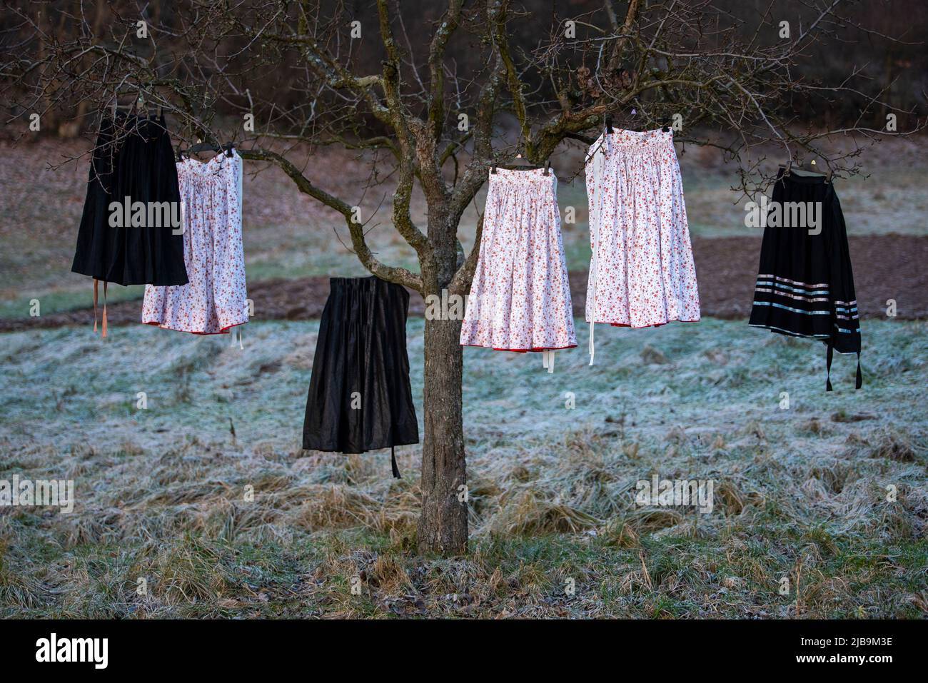 Volkstracht in der Natur. Traditioneller slawischer Anzug bei einer Naturausstellung. Detail der Kleidung, Illustration Foto für eine Folklore-Ausstellung oder Festival. S Stockfoto
