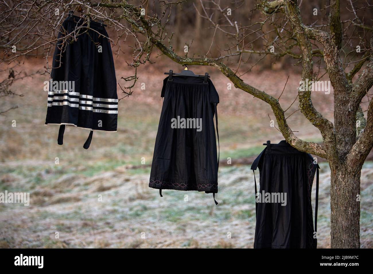 Volkstracht in der Natur. Traditioneller slawischer Anzug bei einer Naturausstellung. Detail der Kleidung, Illustration Foto für eine Folklore-Ausstellung oder Festival. S Stockfoto