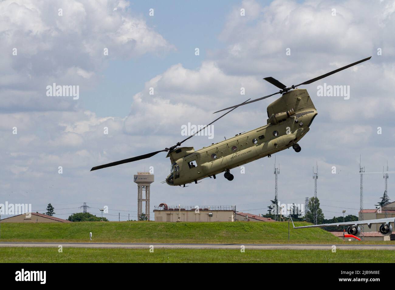 Ein Hubschrauber der Boeing CH 47 Chinook mit der United States Army hebt vom Yokota Airbase, Fussa, ab. Stockfoto