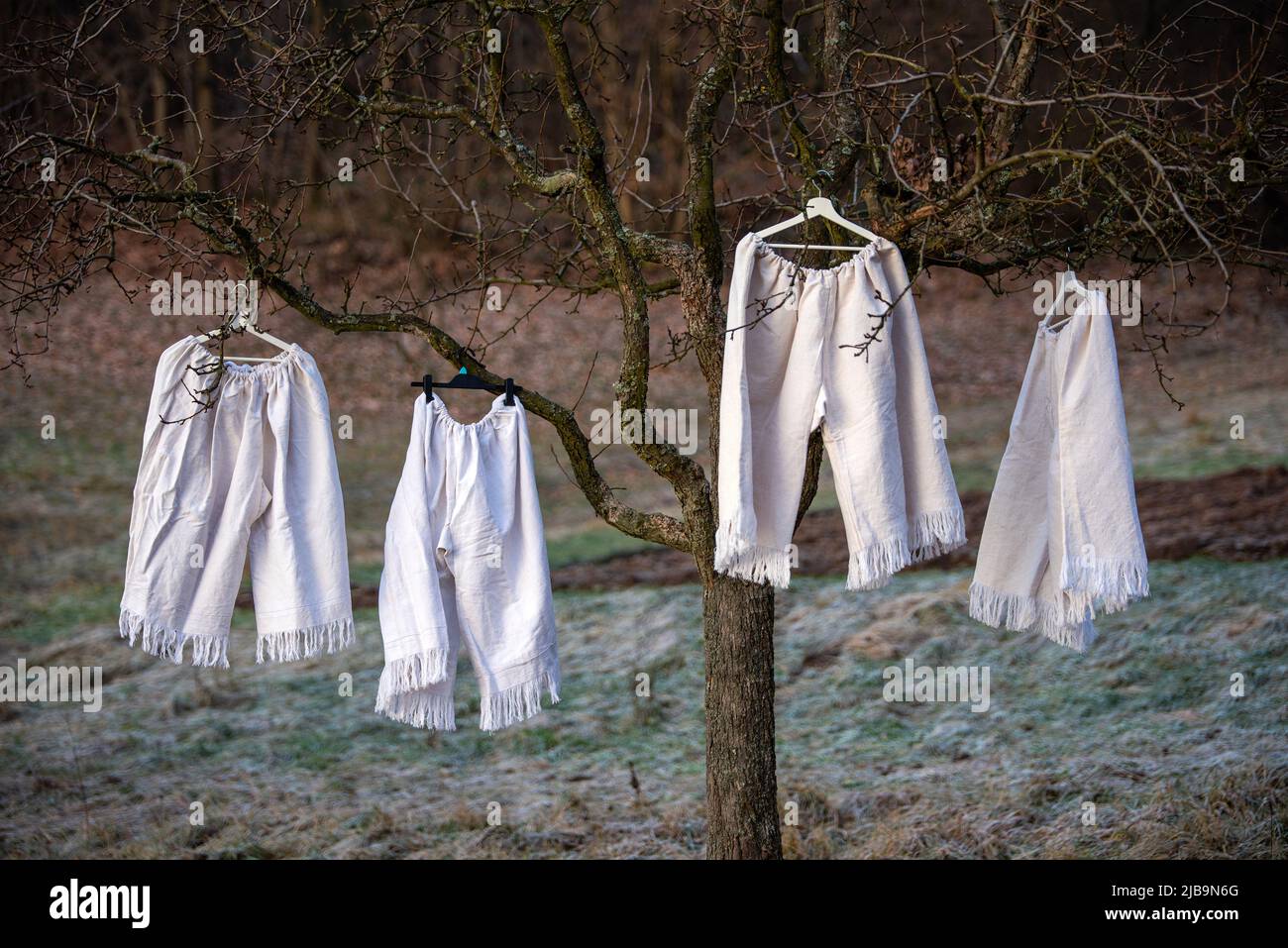 Volkstracht in der Natur. Traditioneller slawischer Anzug bei einer Naturausstellung. Detail der Kleidung, Illustration Foto für eine Folklore-Ausstellung oder Festival. S Stockfoto
