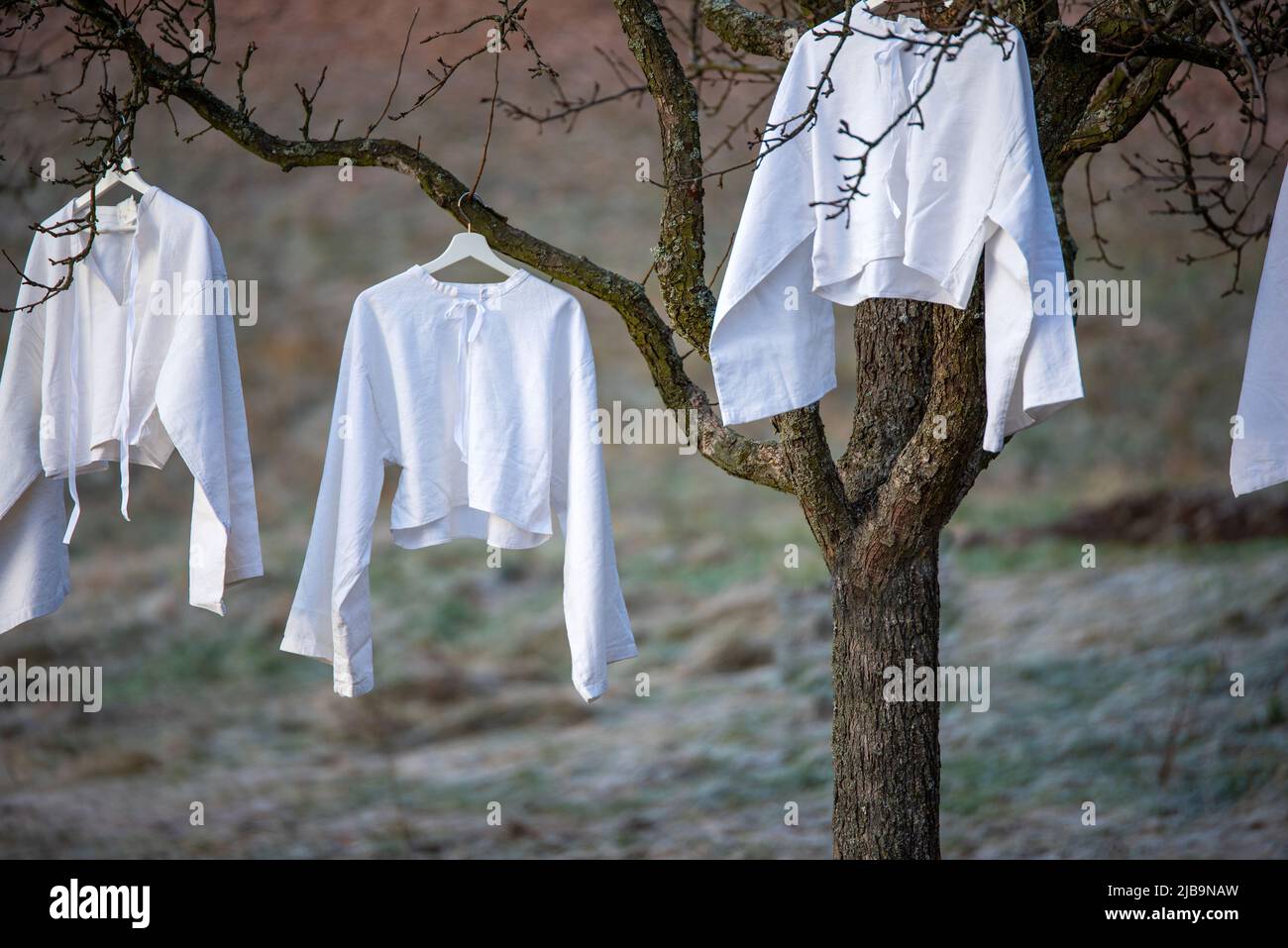 Volkstracht in der Natur. Traditioneller slawischer Anzug bei einer Naturausstellung. Detail der Kleidung, Illustration Foto für eine Folklore-Ausstellung oder Festival. S Stockfoto