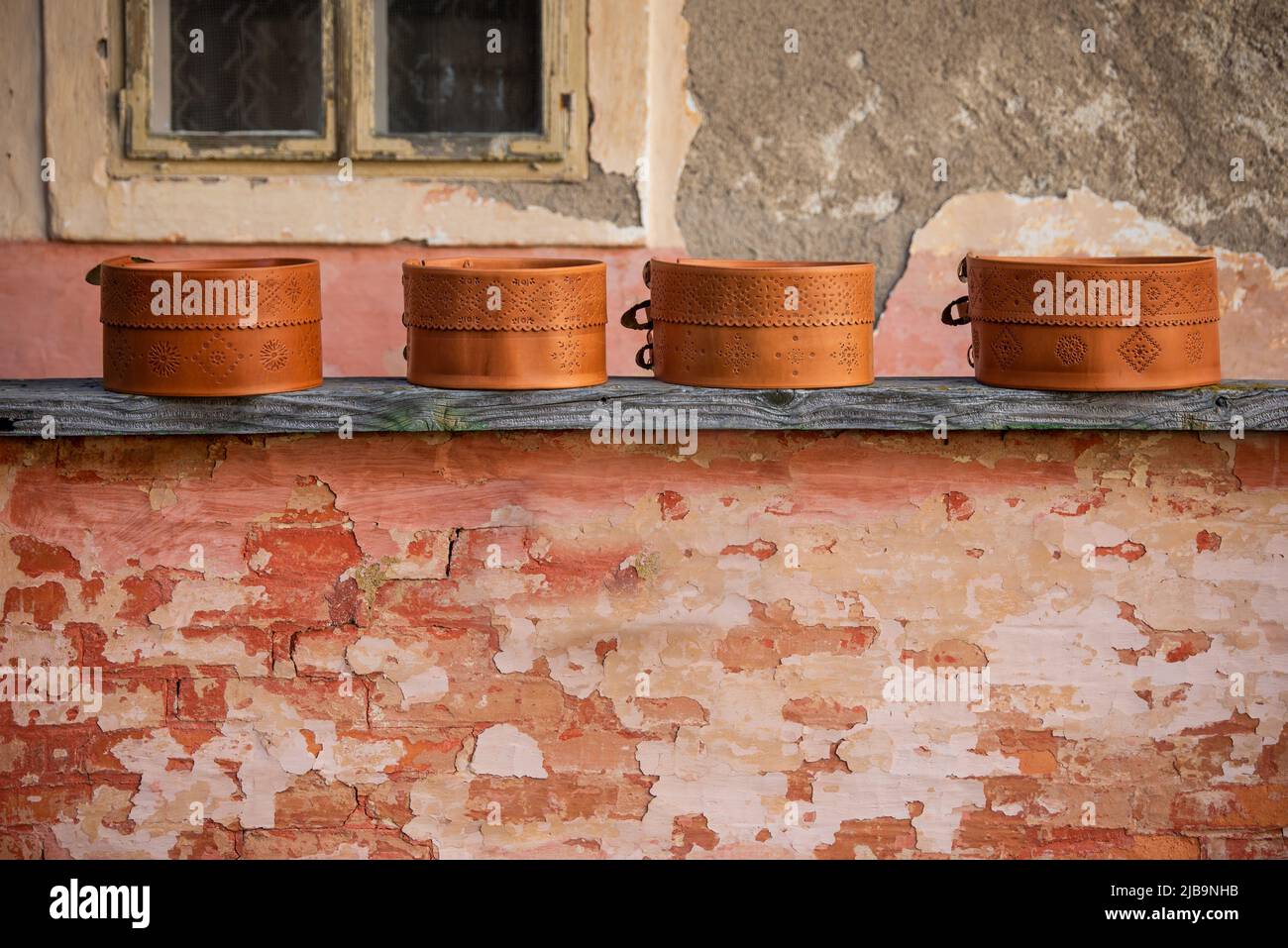 Ein Gürtel, der Teil der Volkskleidung ist. Traditioneller volkstümlicher Gürtel für slowakische Tracht Stockfoto