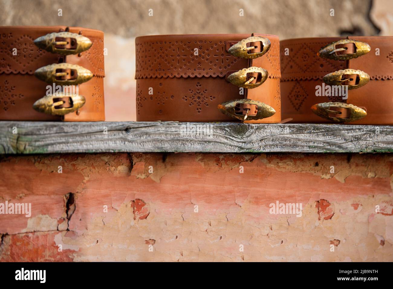 Ein Gürtel, der Teil der Volkskleidung ist. Traditioneller volkstümlicher Gürtel für slowakische Tracht Stockfoto