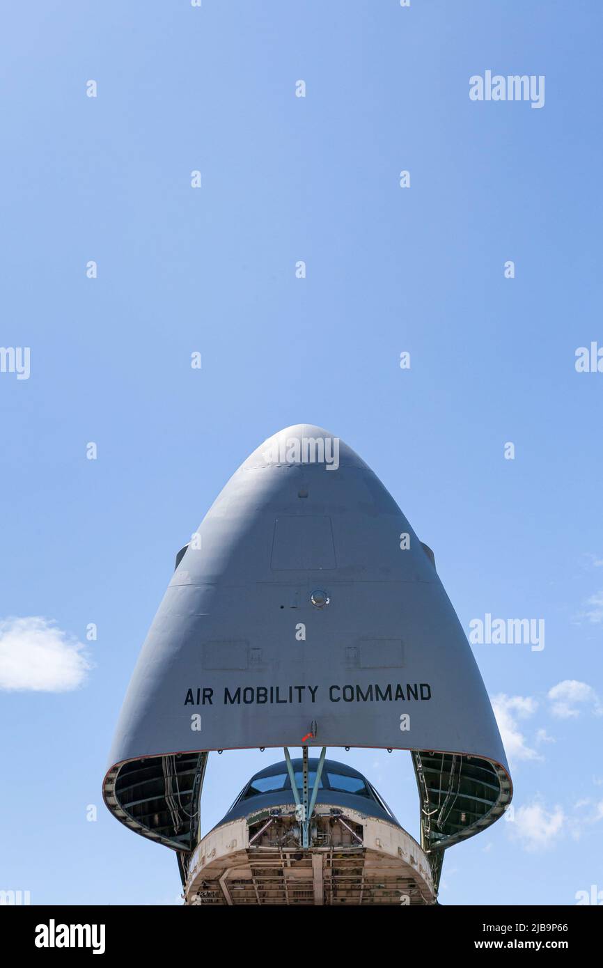 Tokio, Japan. 22.. Mai 2022. Der Nasenkonus einer Lockheed Martin C-5M Super Galaxy mit dem 312. Airlift Squadron der United States Air Force Reserve hob sich über das Cockpit des Yokota Airbase, Fussa. (Bild: © Damon Coulter/SOPA-Bilder über ZUMA Press Wire) Stockfoto