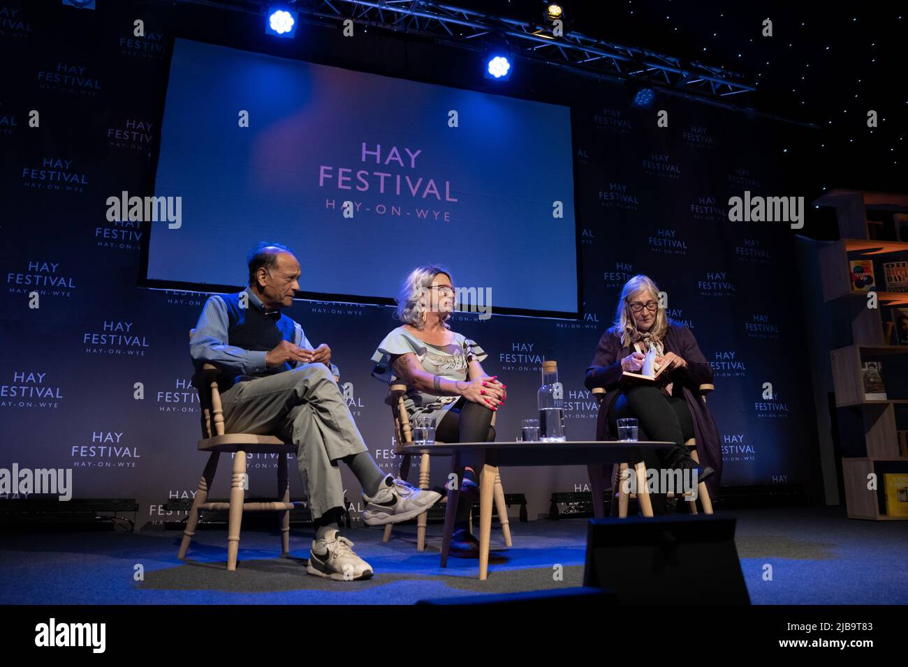 Hay-on-Wye, Wales, Großbritannien. 4.. Juni 2022. Brigitte Baptiste, Partha Dasgupta und Rosie boykottieren beim Hay Festival 2022, Wales. Quelle: Sam Hardwick/Alamy. Stockfoto