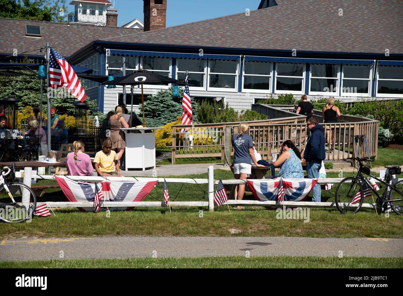 Gäste im Freien in einem Cape Cod Restaurant in Bourne, Massachusetts, USA Stockfoto