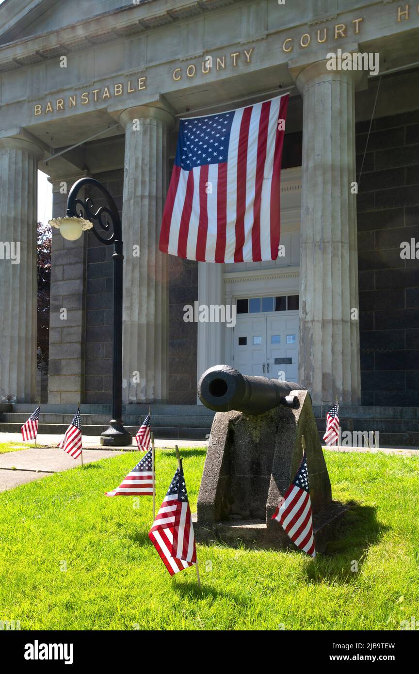 Eine Kanone, die für den Memorial Day vor dem Obersten Gerichtshof von Barnstable County in Barnstable, Massachusetts, am Cape Cod, USA, dekoriert wurde Stockfoto