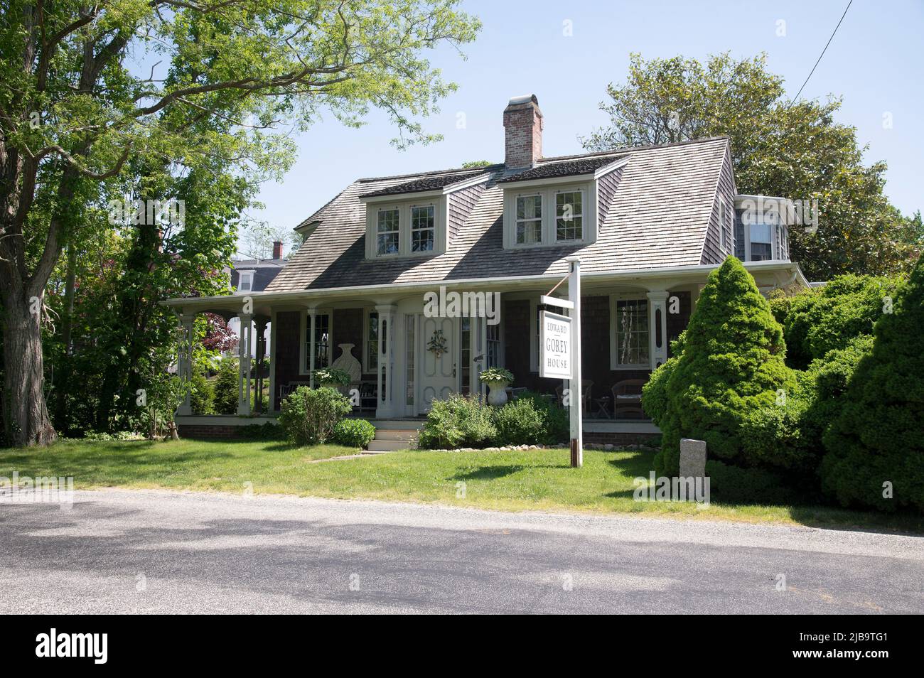 Das Edward Gorey House in Yarmouth Port, Massachusetts, am Cape Cod, USA. Das Edward Gorey House feiert und bewahrt sein Leben und seine Werke. Stockfoto