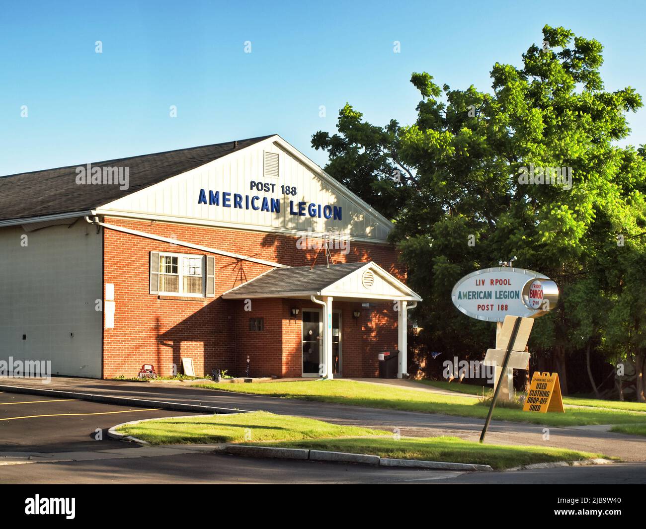 Liverpool, New York, USA. 4. Juni 2022. Außen- und Vordereingang der Post 188 der American Legion im kleinen Dorf Liverpool, New York Stockfoto
