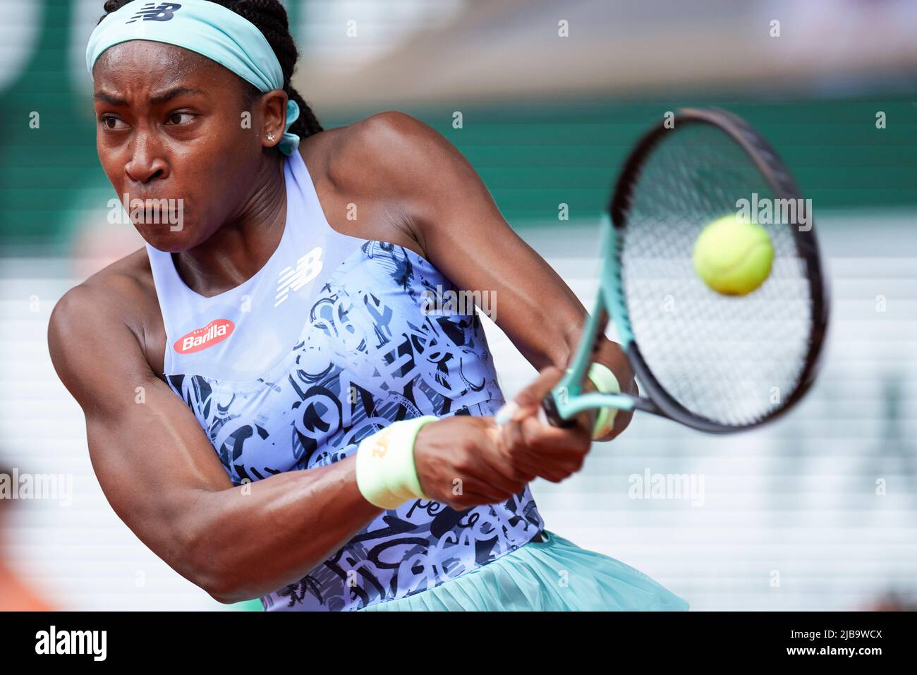 Paris, Frankreich. 4.. Juni 2022. Coco Gauff aus den Vereinigten Staaten gibt den Ball beim Finale der Frauen im Einzel gegen IGA Swiatek aus Polen beim French Open Tennisturnier in Roland Garros in Paris, Frankreich, am 4. Juni 2022 zurück. Quelle: Meng Dingbo/Xinhua/Alamy Live News Stockfoto