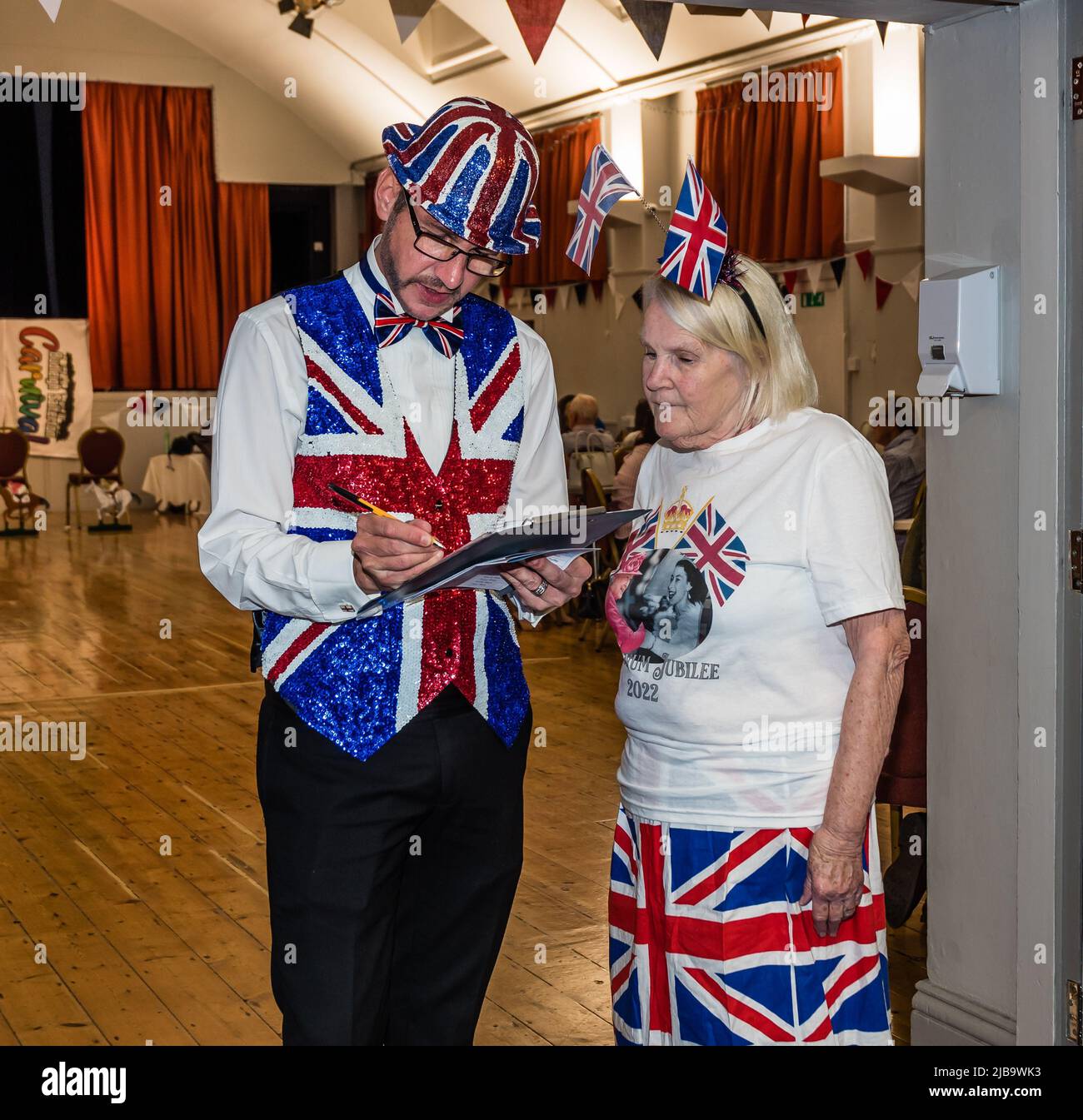 Jubilee Racing Night in Budleigh Public Hall. Der Rennmoderator. Stockfoto