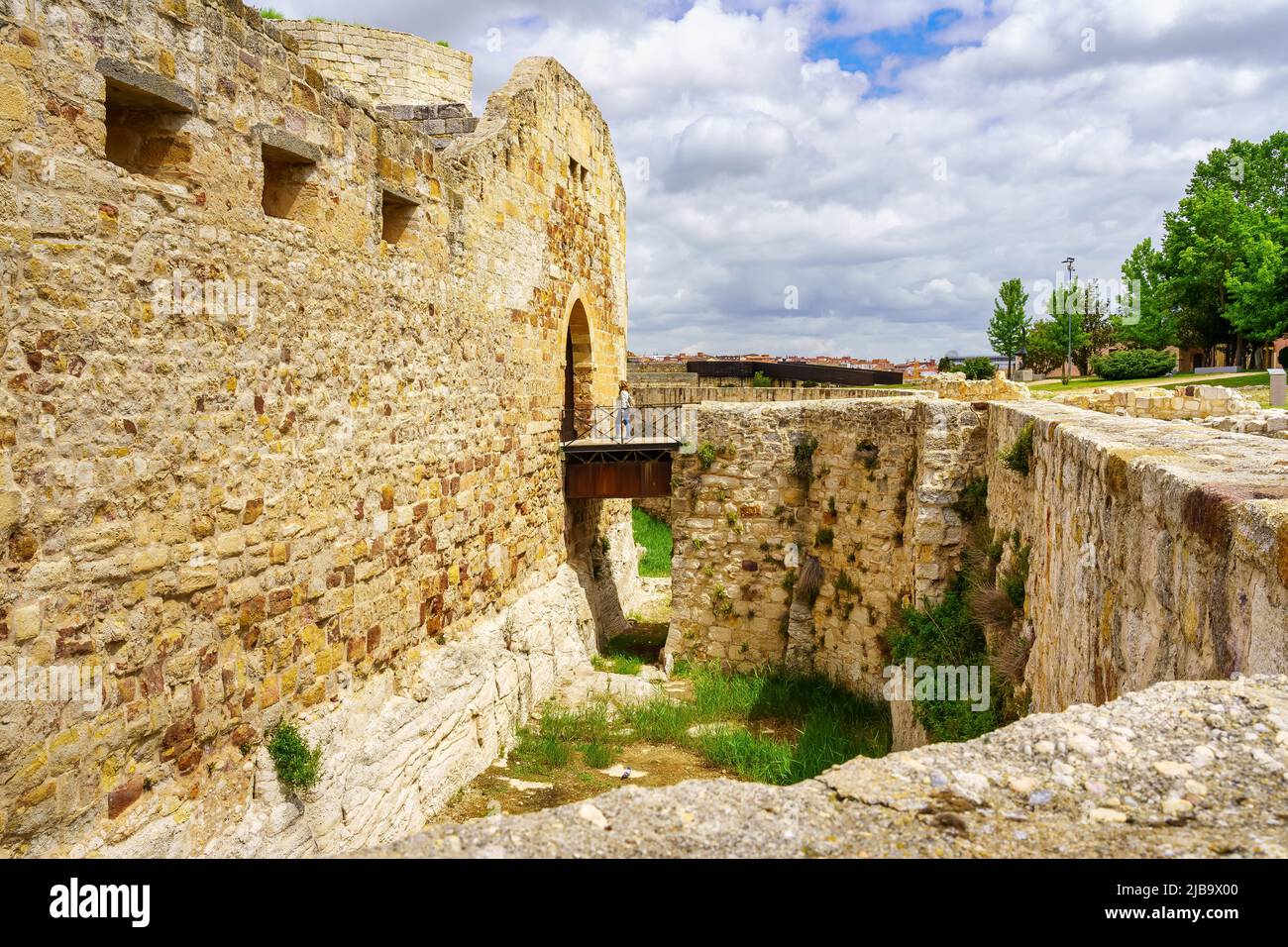 Durchgang zur Burg über dem Verteidigungsgraben um die Mauer, Zamora Spanien. Stockfoto