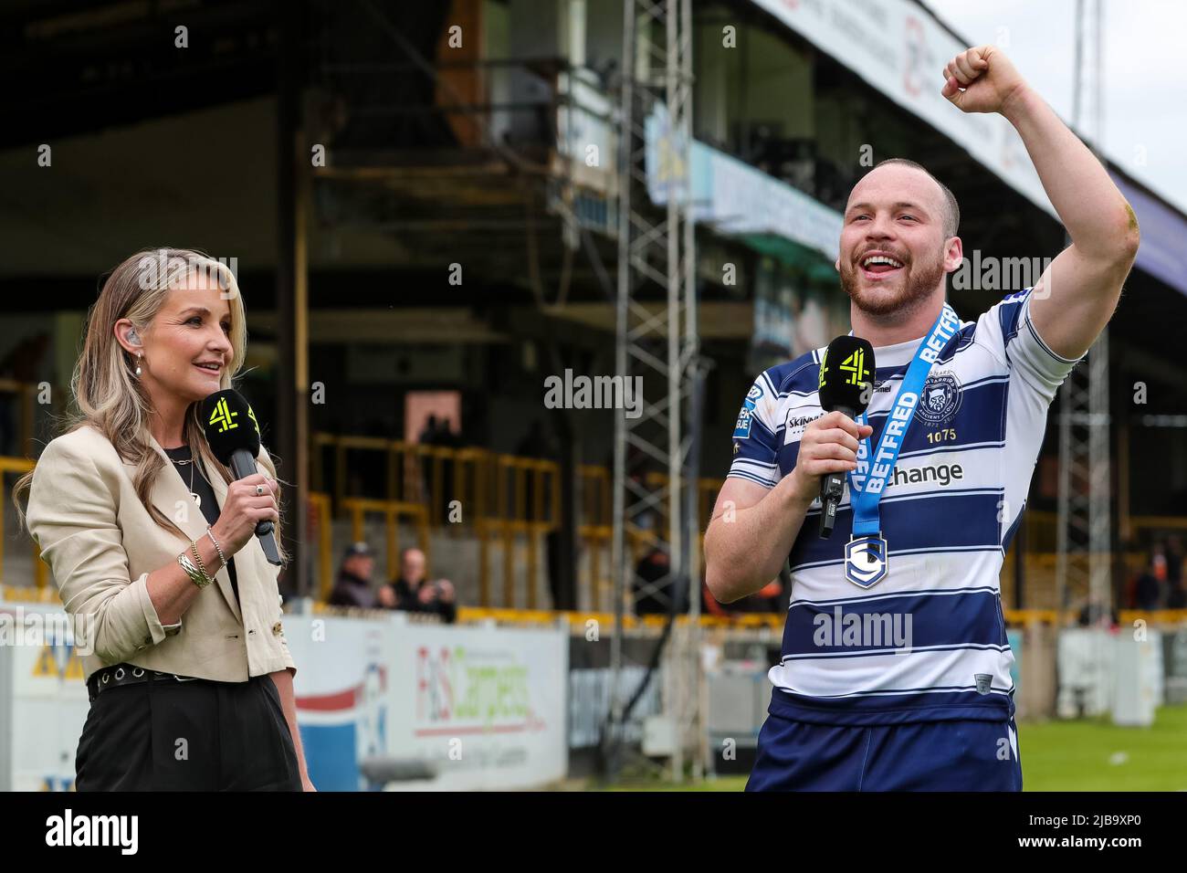 Castleford, Großbritannien. 04.. Juni 2022. Liam Marshall #5 von Wigan Warriors begrüßt die Reisenden Unterstützer, als er am 6/4/2022 von Helen Skelton auf Channel 4 in Castleford, Großbritannien, interviewt wird. (Foto von James Heaton/News Images/Sipa USA) Quelle: SIPA USA/Alamy Live News Stockfoto