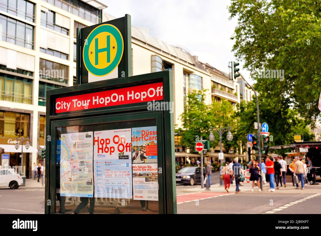 Infotafel für City Tour HopOn HopOff Busse an der Königsallee in Düsseldorf. Stockfoto