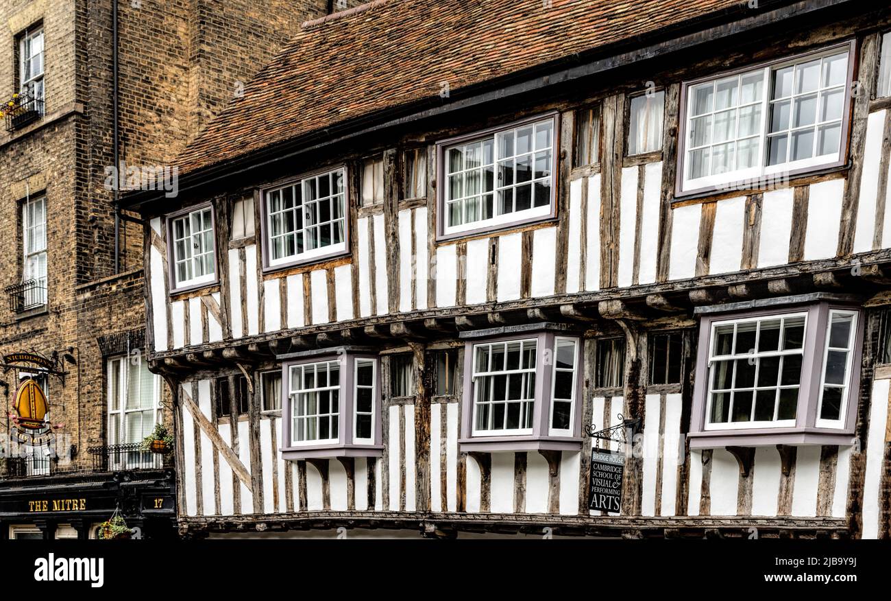 Bridge House, ein mittelalterliches Fachwerkgebäude, neben dem Mitre Pub, Bridge Street, Cambridge, Cambridgeshire, England, VEREINIGTES KÖNIGREICH. Stockfoto