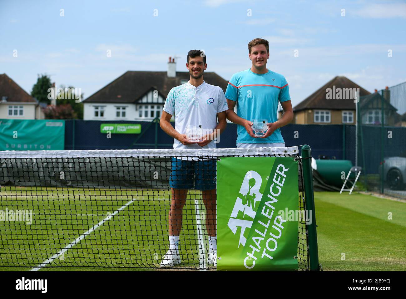 4.. Juni 2022; Surbiton Racket &amp; Fitness Club, Surbiton, London, England: Surbiton Trophy Tennisturnier, Mens Doubles Finale; Julian Cash (GBR) und Henry Patten (GBR) mit ihren Men's Doubles Siegertrophäen. Stockfoto