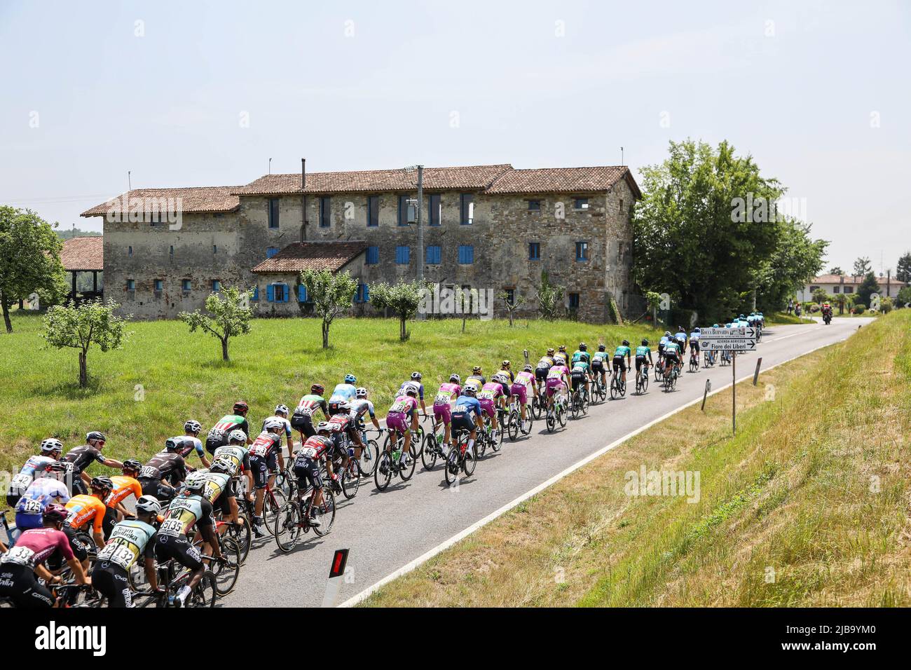 Monfalcone, Italien. 04.. Juni 2022. Die Verfolgergruppe unter den Landhäusern während des Adriatica Ionica Race -Tappa 1 Tarvisio/Monfalcone, Street Cycling in Monfalcone, Italien, Juni 04 2022 Quelle: Independent Photo Agency/Alamy Live News Stockfoto