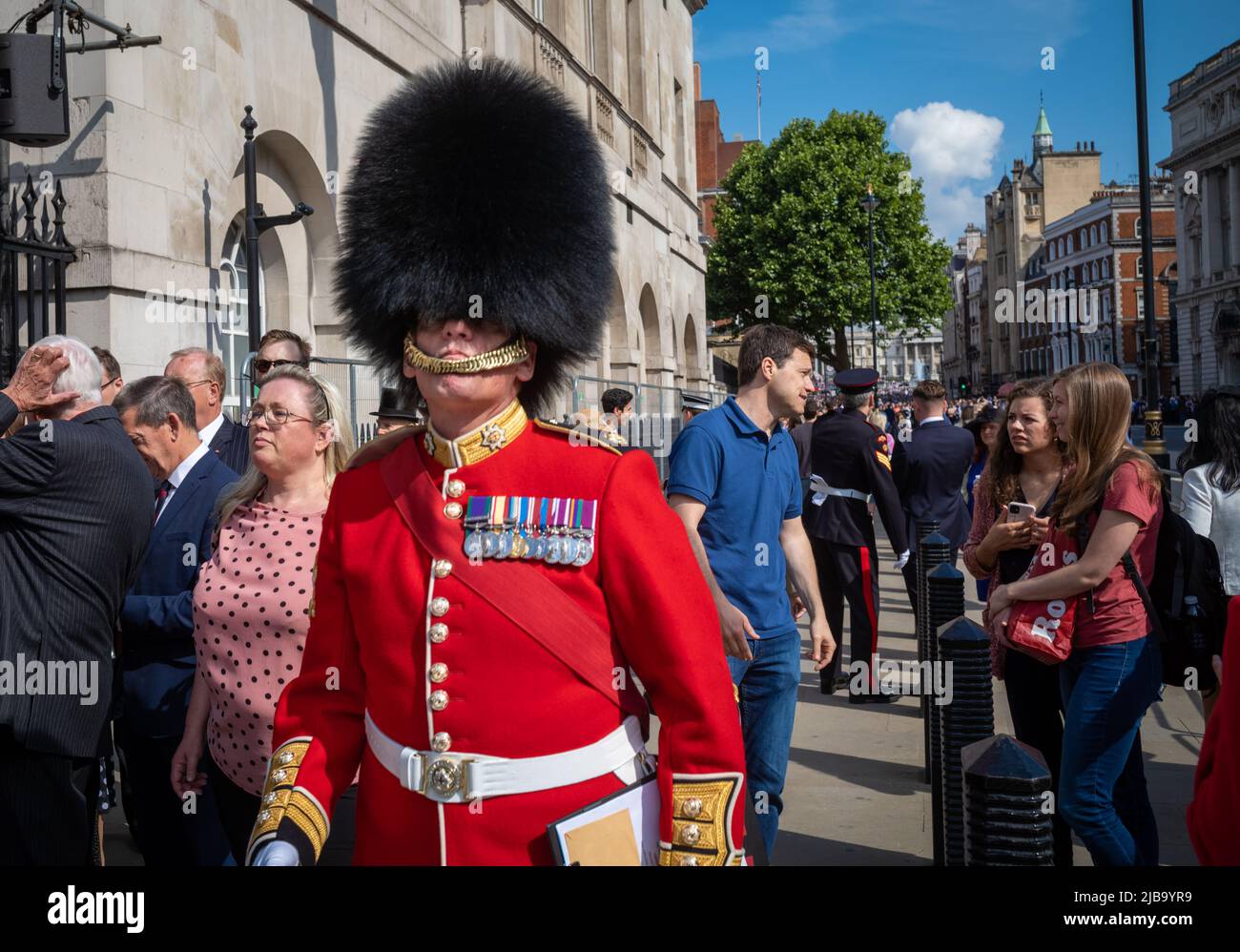 Ein Major der Coldstream Guards der britischen Armee geht vor der Horse Guards Parade in London zu Zeremonien, die das Platin-Jubiläum der Königin feiern Stockfoto