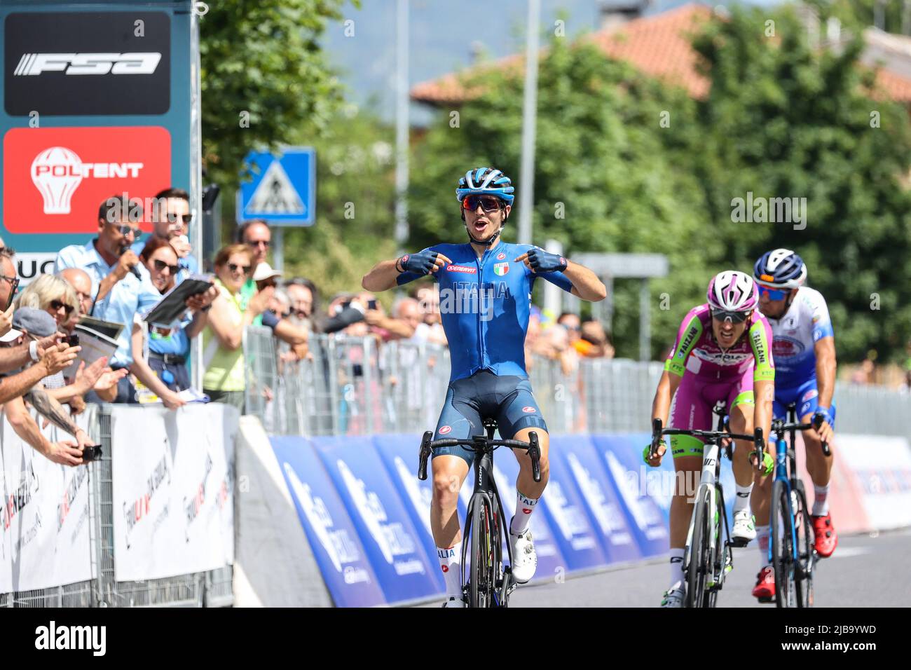 Monfalcone, Monfalcone, Italien, 04. Juni 2022, Christian Scaroni TEAM ITALIEN der Sieger der ersten Etappe beim Adriatica Ionica Race -Tappa 1 Tarvisio/Monfalcone - Street Cycling Stockfoto