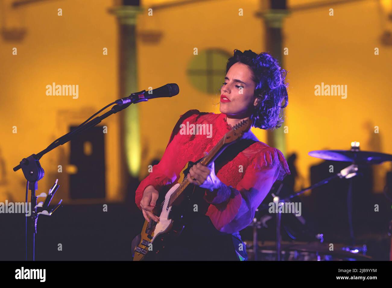 Anna Calvi, die englische SingerSongwriterin und Gitarristin, spielt