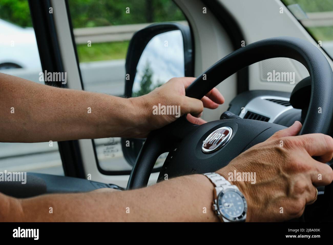 Mainz, Deutschland - 20. Juni 2019 Hände Eines Mannes im Fiat Ducato Cockpit während der Fahrt. Stockfoto