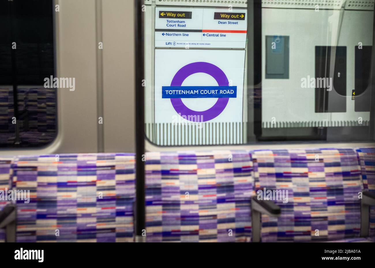 Ein Schild von einem U-Bahn-Zug auf dem Bahnsteig an der Tottenham Court Road, einer Station auf Londons neuester U-Bahn-Linie, der Elizabeth Line, die Stockfoto