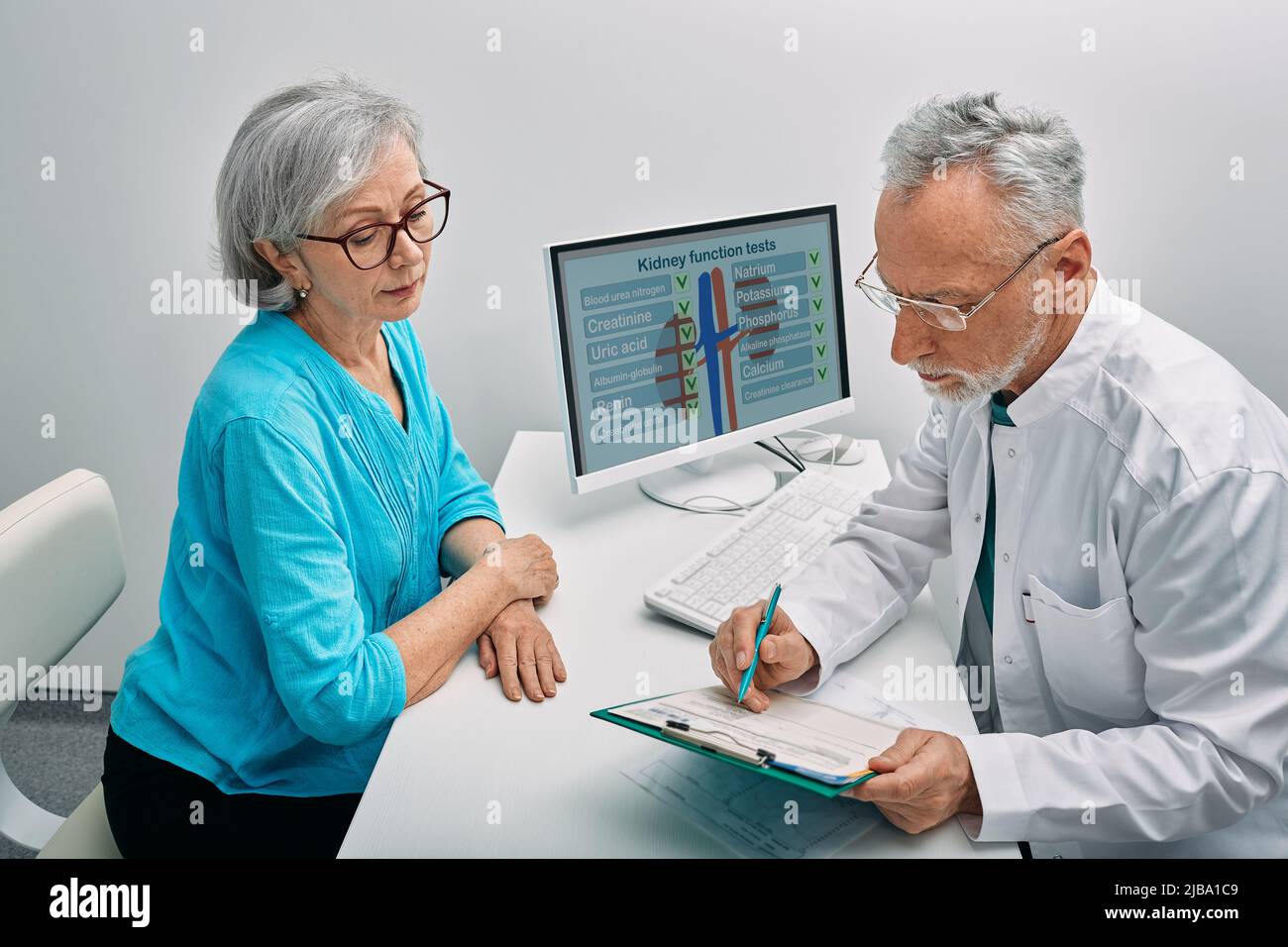 Ältere Frau während einer Konsultation mit einem Urologen über Nierenerkrankungen und Behandlung in der medizinischen Klinik. Gesundheit der Nieren Stockfoto