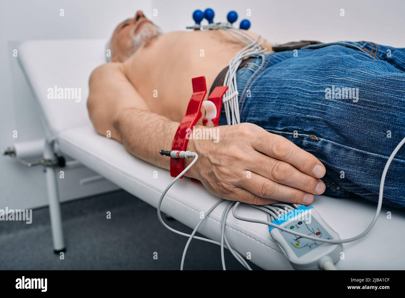 Elektrokardiogramm, Kardiologie. EKG-Verfahren für männliche Patienten mit Elektroden zur Untersuchung des Herzzustands im Krankenhaus Stockfoto