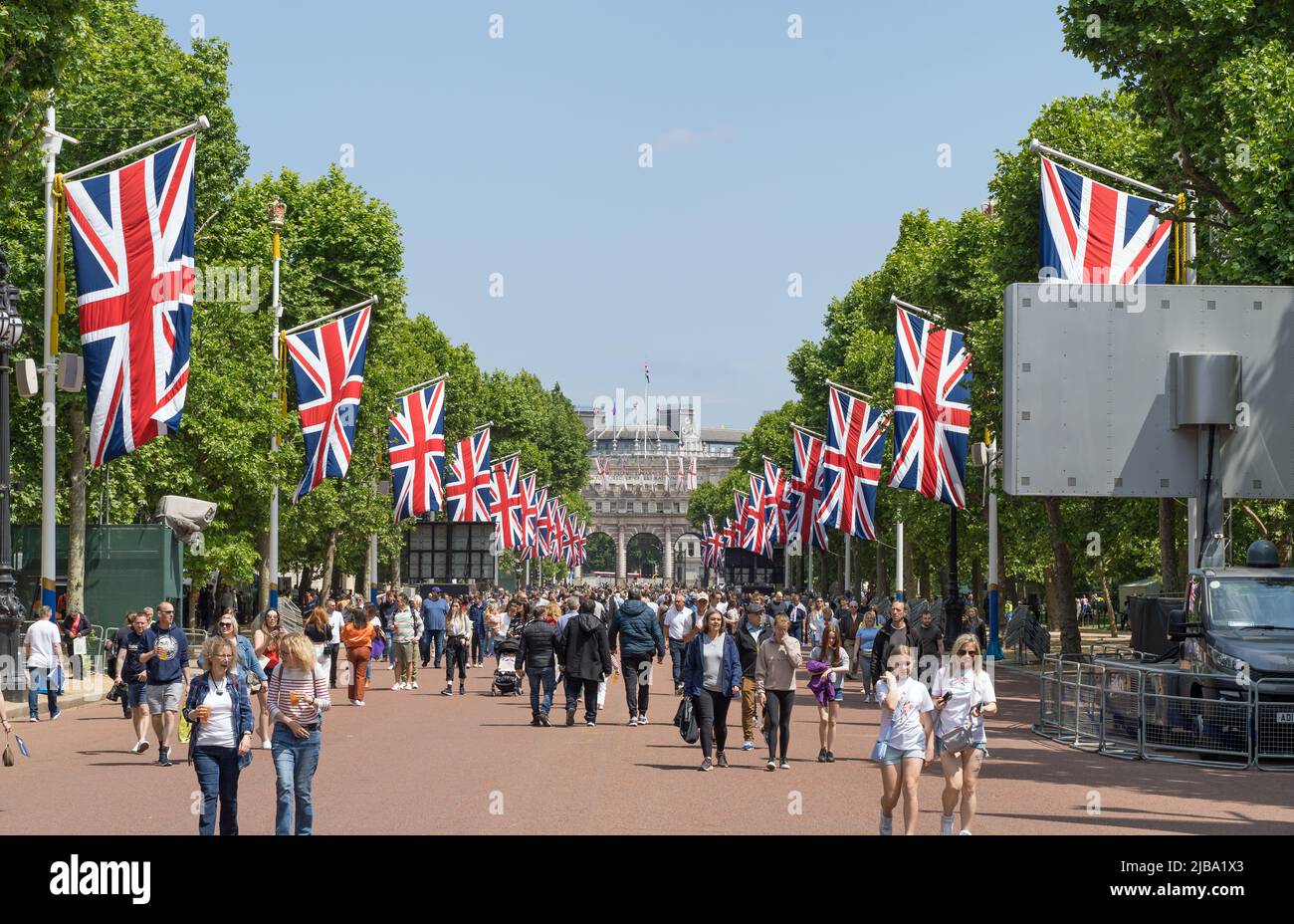 The Mall in London mit Menschen, die das Platin-Jubiläum der Königin an einem sonnigen Tag feiern, umgeben von Union Jack Flaggen. London - 4.. Juni 2022 Stockfoto