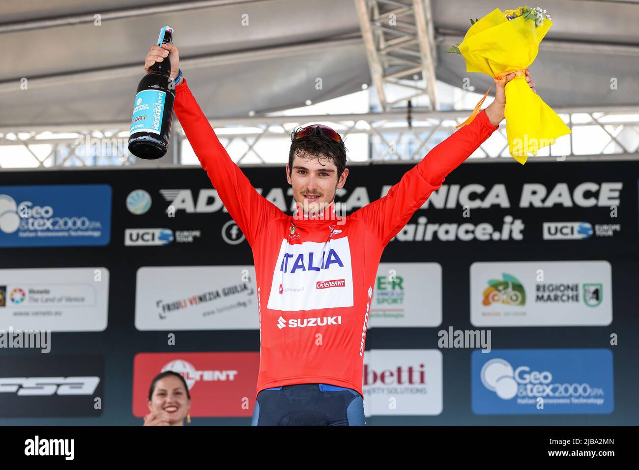 Monfalcone, Italien. 04.. Juni 2022. Christian Scaroni TEAM ITALIEN mit rotem Trikot beim Adriatica Ionica Race -Tappa 1 Tarvisio/Monfalcone, Street Cycling in Monfalcone, Italy, Juni 04 2022 Quelle: Independent Photo Agency/Alamy Live News Stockfoto