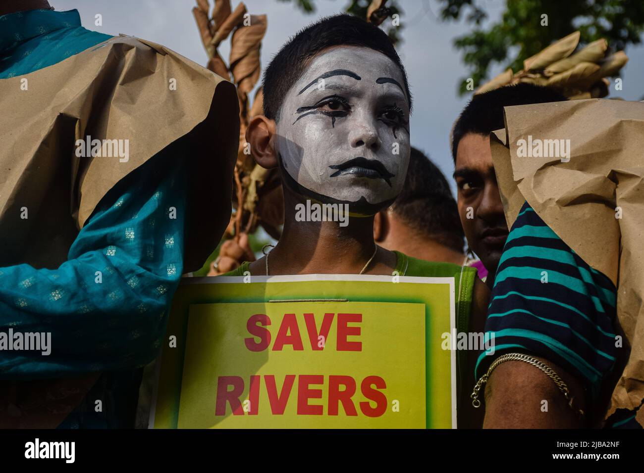 Rajpur Sonarpur, Westbengalen, Indien. 4.. Juni 2022. Ein Junge hält ein Plakat während einer Demonstration zur Rettung der Natur vor dem Weltumwelttag 2022 in Kalkutta. (Bild: © Sankhadeep Banerjee/ZUMA Press Wire) Stockfoto