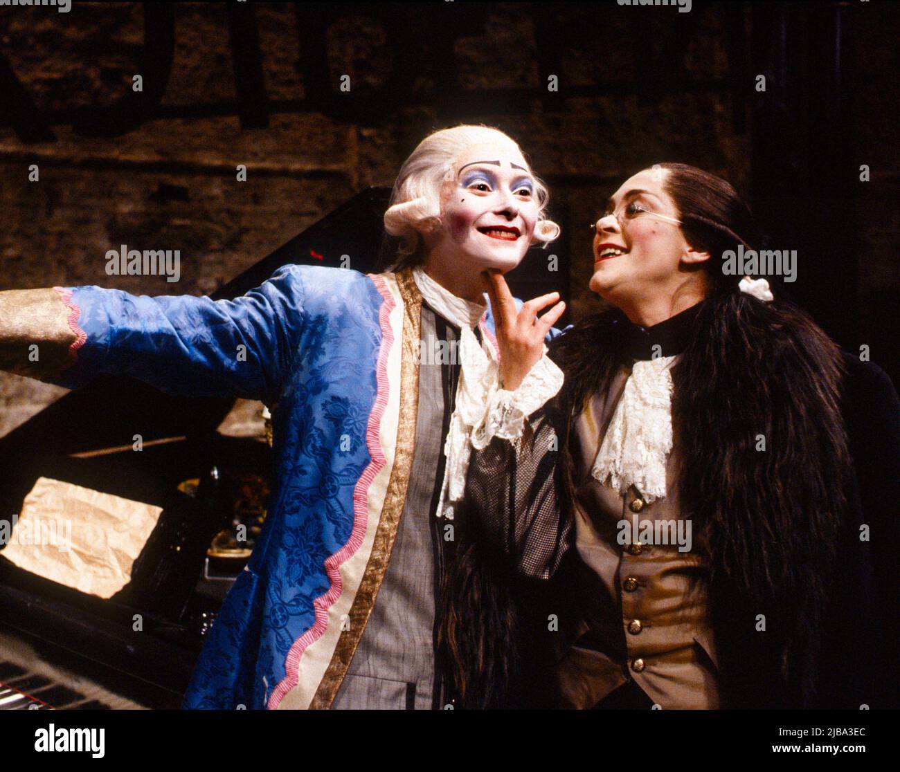 Tilda Swinton (als Wolfgang Amadeus Mozart), Lore Brunner (als Antonio Salieri) in MOZART UND SALIERI von Alexander Pushkin am Almeida Theater, London N1 07/04/1989 Stockfoto