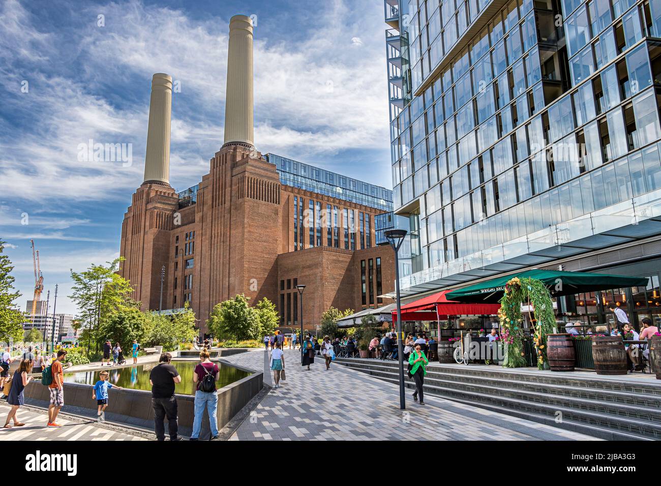 Leute, die einen Tag im Battersea Power Station genießen, essen und trinken in den Bars und Restaurants des Circus West Village, Battersea, London, SW8 Stockfoto